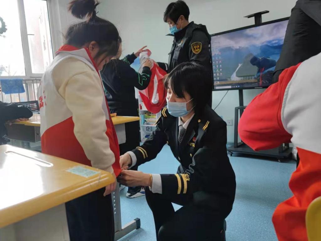 陪伴殘疾孩子,青島城運控股溫馨校車公司開展以“守護溫暖、傳遞關愛”為主題的暖冬系列活動 陪伴殘疾孩子,青島城運控股溫馨校車公司開展以“守護溫暖、傳遞關愛”為主題的暖冬系列活動