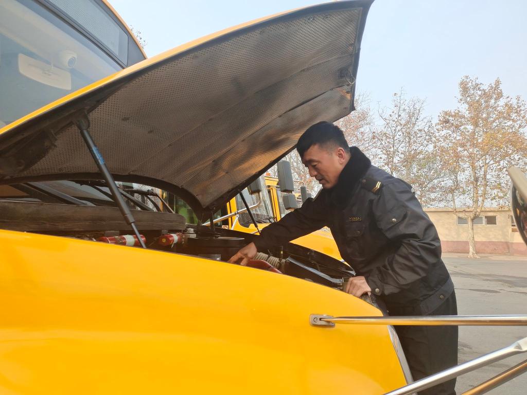 主動抱受傷學生上下學 開校車安全行駛10萬里,守護孩子們安全上下學 主動抱受傷學生上下學 開校車安全行駛10萬里,守護孩子們安全上下學