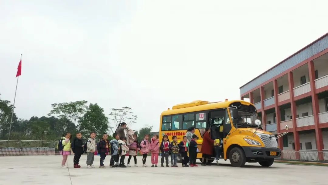 四川廣安引進46輛校車“解決農村幼兒入園乘車難”問題 四川廣安引進46輛校車“解決農村幼兒入園乘車難”問題