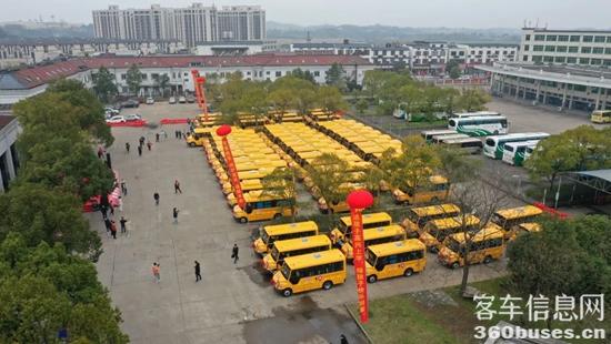 新年開跑,56輛宇通校車開啟龍游縣“校車時代”! 6.jpg