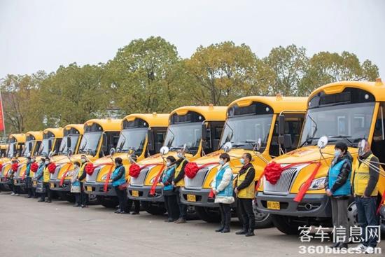 新年開跑,56輛宇通校車開啟龍游縣“校車時代”! 2.jpg