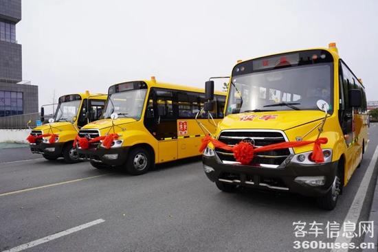 備戰(zhàn)新學(xué)期,70輛安凱校車踏春出發(fā)! 2.jpg