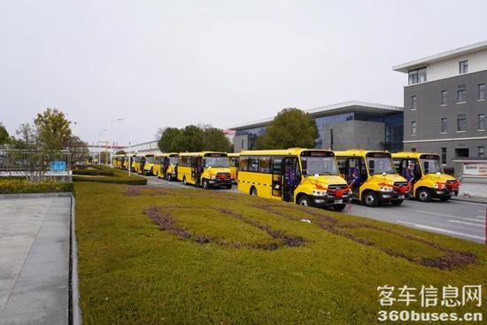 備戰(zhàn)新學(xué)期,70輛安凱校車踏春出發(fā)! 5.jpg