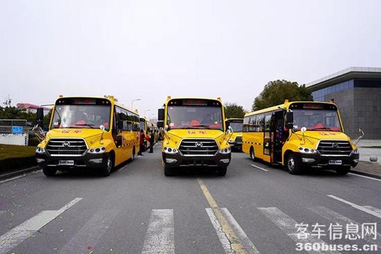 備戰(zhàn)新學(xué)期,70輛安凱校車踏春出發(fā)! 4.jpg