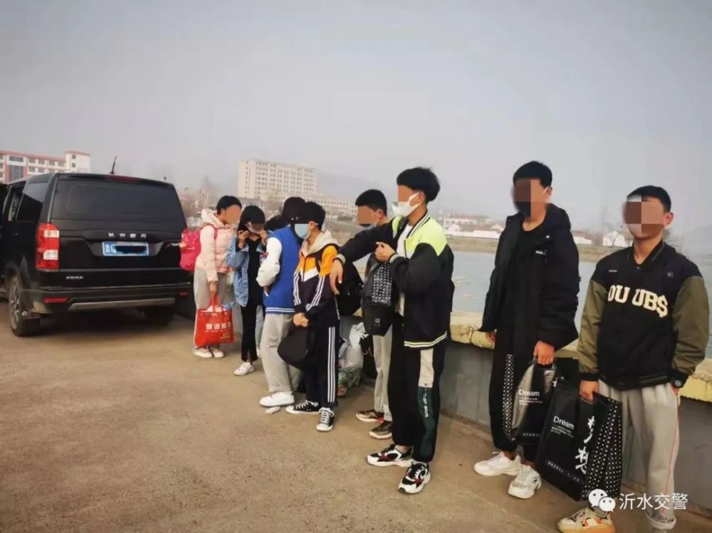 沂水交警查處一起超員“黑校車(chē)”