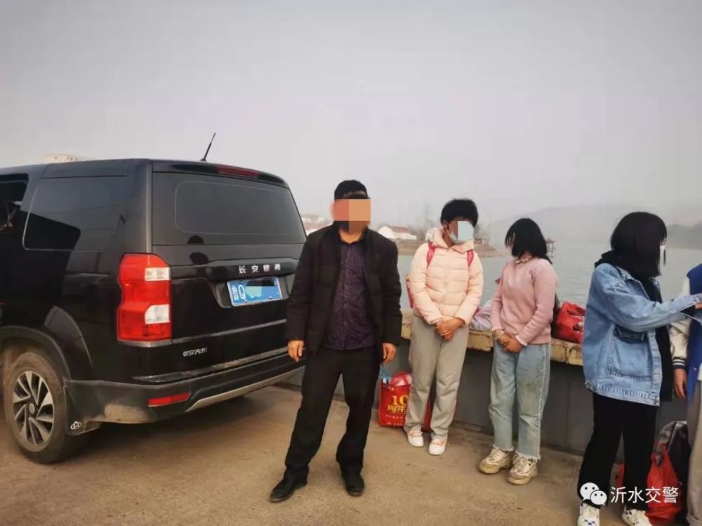 沂水交警查處一起超員“黑校車(chē)”