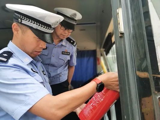 暑期安全不放松, 擰緊校車“安全閥” 暑期安全不放松, 擰緊校車“安全閥”