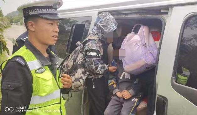 “黑校車”嚴重超員，2人被判刑！