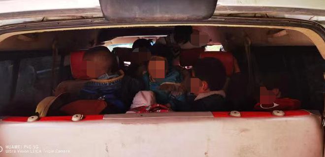 “黑校車”嚴重超員，2人被判刑！