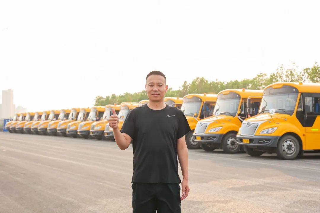 黃驊校車:把公益做成事業 黃驊校車:把公益做成事業