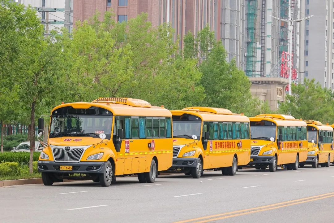 黃驊校車:把公益做成事業 黃驊校車:把公益做成事業