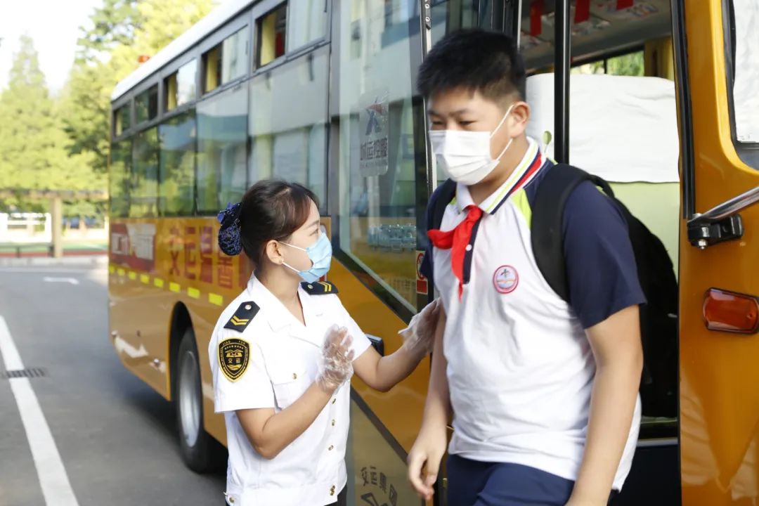 新學期 新起點 新征程 | 開學首日 溫馨校車平安護送十余萬島城學子準點抵達學校 圖片