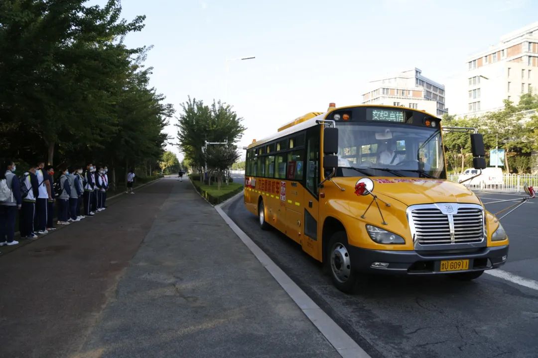 新學期 新起點 新征程 | 開學首日 溫馨校車平安護送十余萬島城學子準點抵達學校 圖片