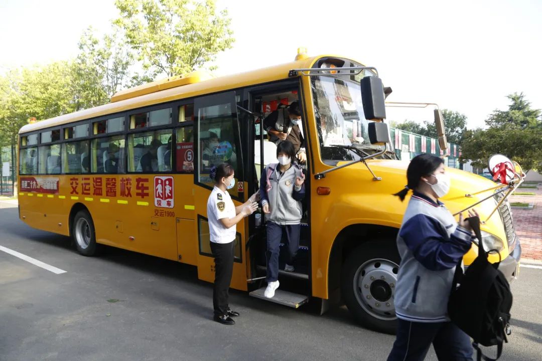 新學期 新起點 新征程 | 開學首日 溫馨校車平安護送十余萬島城學子準點抵達學校 圖片