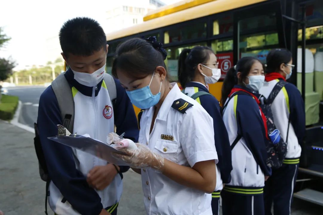 新學期 新起點 新征程 | 開學首日 溫馨校車平安護送十余萬島城學子準點抵達學校 圖片
