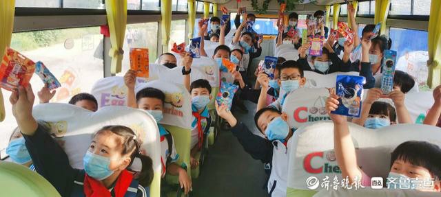 “大鼻子”校車?yán)飸c雙節(jié) “大鼻子”校車?yán)飸c雙節(jié)