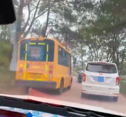 梧州市藤縣太平鎮一校車彎道超車，網友：把別人的孩子當兒戲