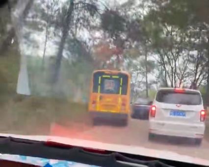 梧州市藤縣太平鎮一校車彎道超車，網友：把別人的孩子當兒戲