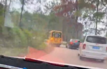 梧州市藤縣太平鎮一校車彎道超車，網友：把別人的孩子當兒戲