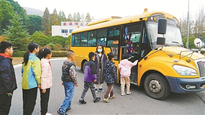 校車開進軍營/ 校車開進軍營