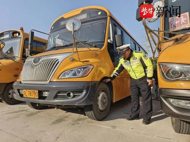 新學(xué)年在即,鎮(zhèn)江丹徒65輛校車接受“體檢” 新學(xué)年在即,鎮(zhèn)江丹徒65輛校車接受“體檢”
