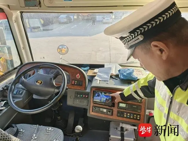 新學(xué)年在即,鎮(zhèn)江丹徒65輛校車接受“體檢” 新學(xué)年在即,鎮(zhèn)江丹徒65輛校車接受“體檢”