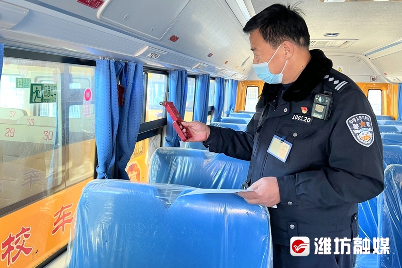 校車“體檢”迎開學 校車“體檢”迎開學