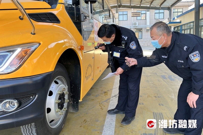 校車“體檢”迎開學 校車“體檢”迎開學