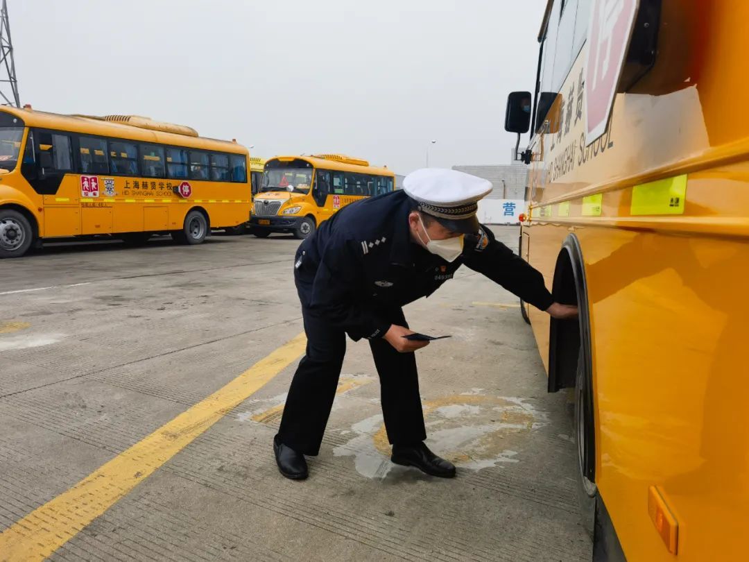 覆蓋48所學校171輛校車，松江交警開展校車安全“大體檢”