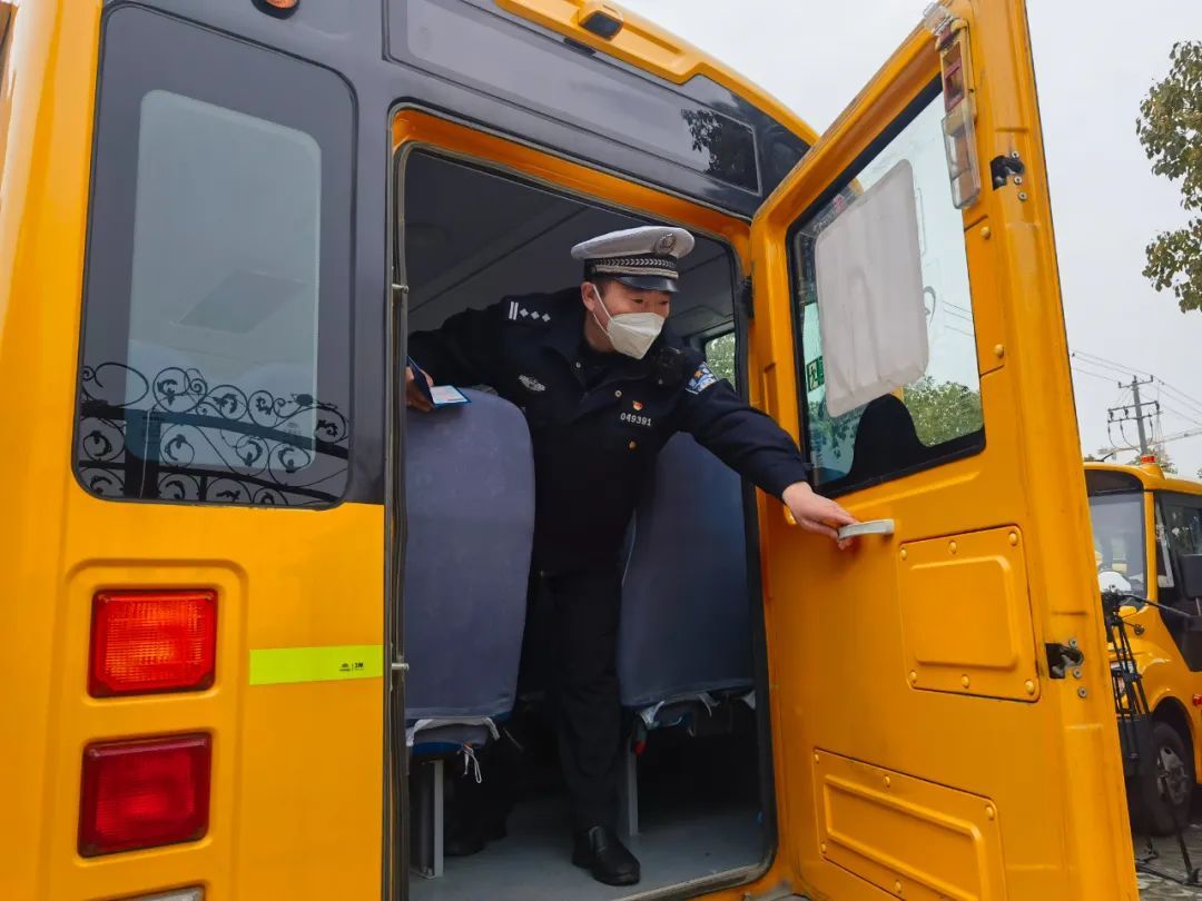覆蓋48所學校171輛校車，松江交警開展校車安全“大體檢”