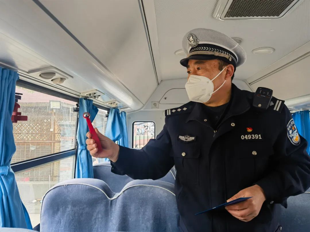 覆蓋48所學校171輛校車，松江交警開展校車安全“大體檢”