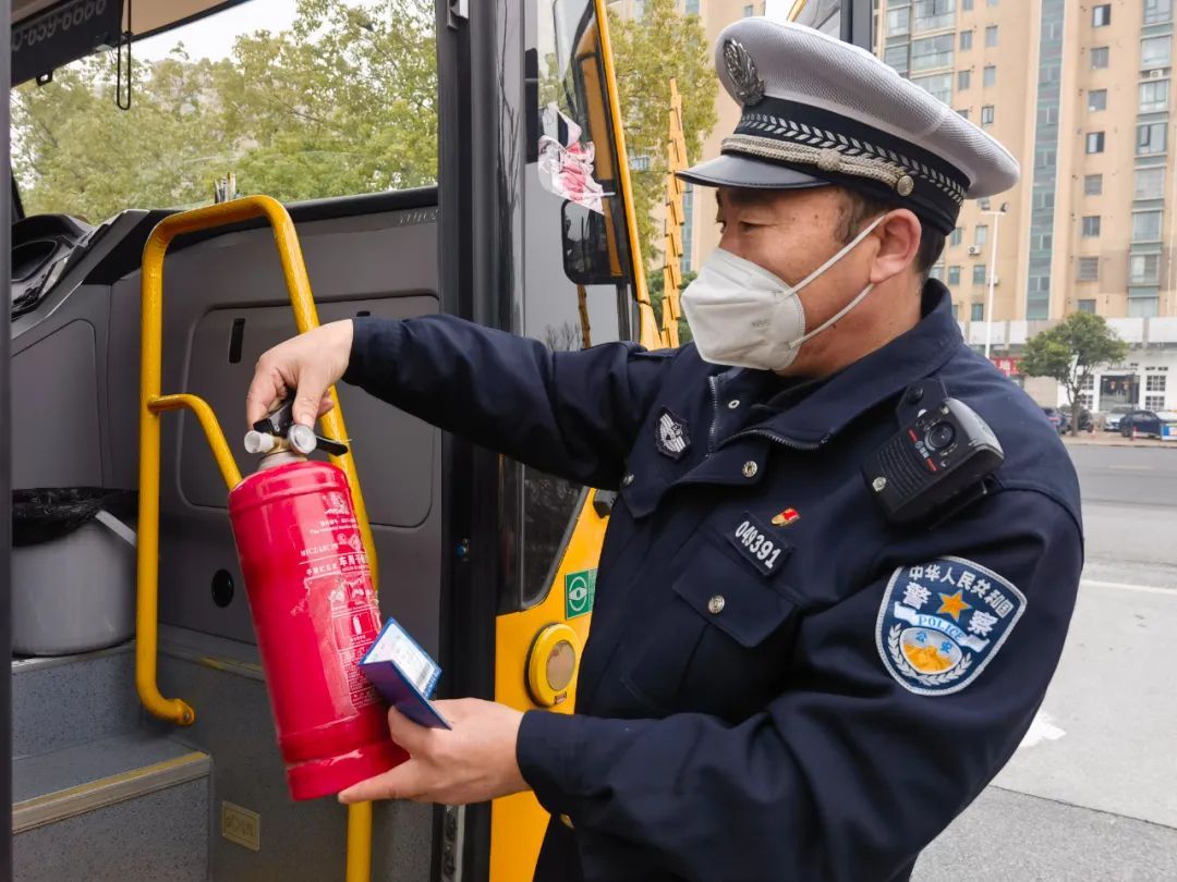 覆蓋48所學校171輛校車，松江交警開展校車安全“大體檢”