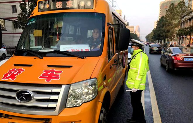 常德交警:開展校車安全檢查 筑牢護學平安路 常德交警:開展校車安全檢查 筑牢護學平安路