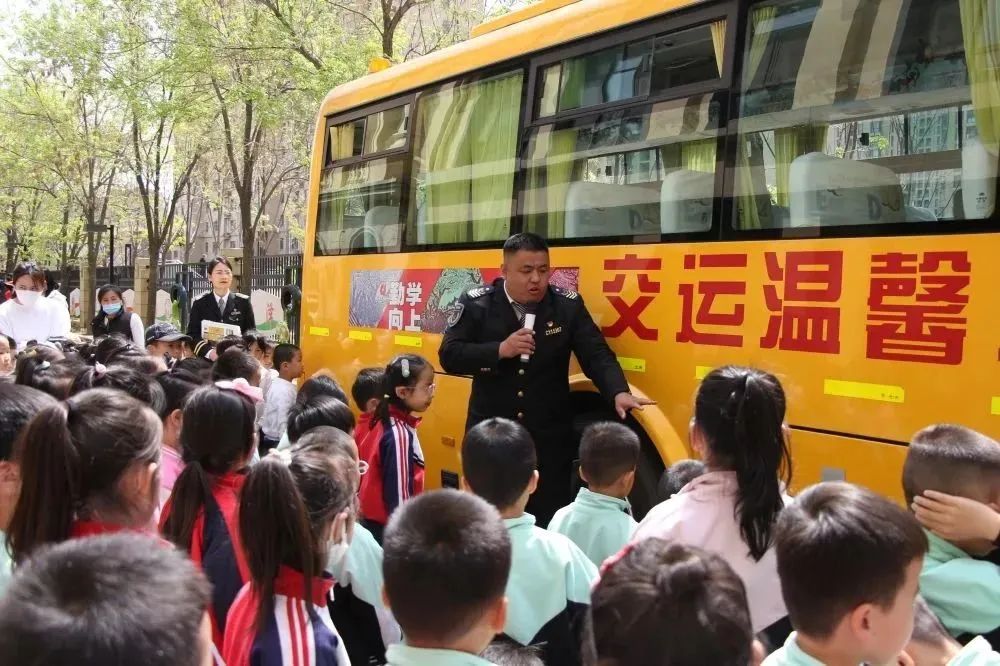 幼小銜接 溫馨體驗 | 溫馨校車嶗山分公司聯(lián)合金川路幼兒園開展“專業(yè)校車初體驗”活動 圖片