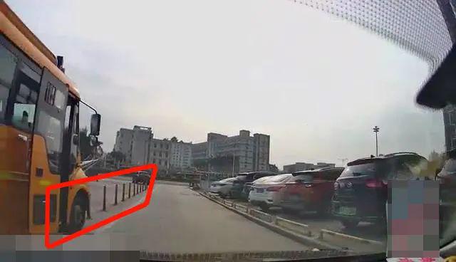 校車(chē)也“路怒”?開(kāi)平交警及時(shí)出手 校車(chē)也“路怒”?開(kāi)平交警及時(shí)出手