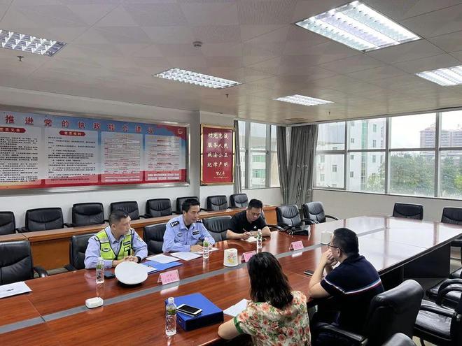 校車(chē)也“路怒”?開(kāi)平交警及時(shí)出手 校車(chē)也“路怒”?開(kāi)平交警及時(shí)出手