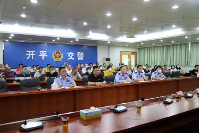 校車(chē)也“路怒”?開(kāi)平交警及時(shí)出手 校車(chē)也“路怒”?開(kāi)平交警及時(shí)出手