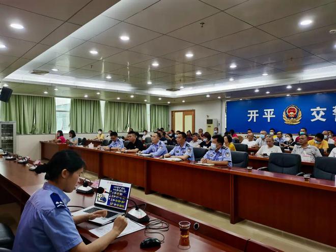 校車(chē)也“路怒”?開(kāi)平交警及時(shí)出手 校車(chē)也“路怒”?開(kāi)平交警及時(shí)出手