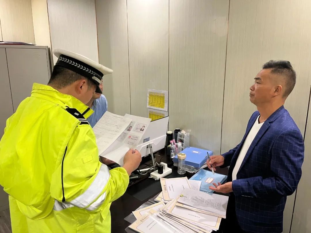 擰緊校車“安全閥” ！遵義交警開展校車安全大檢查！