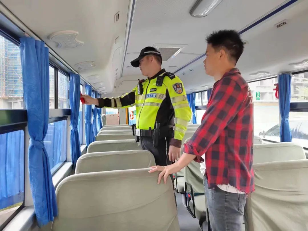 擰緊校車“安全閥” ！遵義交警開展校車安全大檢查！