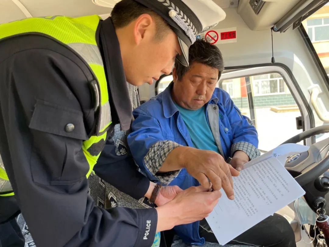 龍井交警嚴格校車安全管理 打造平安“六一” 龍井交警嚴格校車安全管理 打造平安“六一”