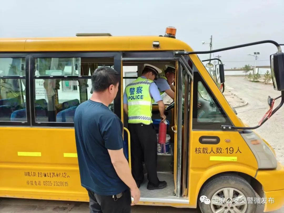 【暑期交通安全】裴家營鎮交警中隊開展校車安全大檢查,筑牢交通安全防線 圖片