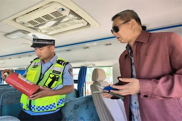 用心護航,與愛“童”行——阿勒泰市交警開展校車安全大檢查 圖片