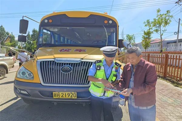 用心護航,與愛“童”行——阿勒泰市交警開展校車安全大檢查 圖片