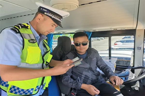 用心護航,與愛“童”行——阿勒泰市交警開展校車安全大檢查 圖片