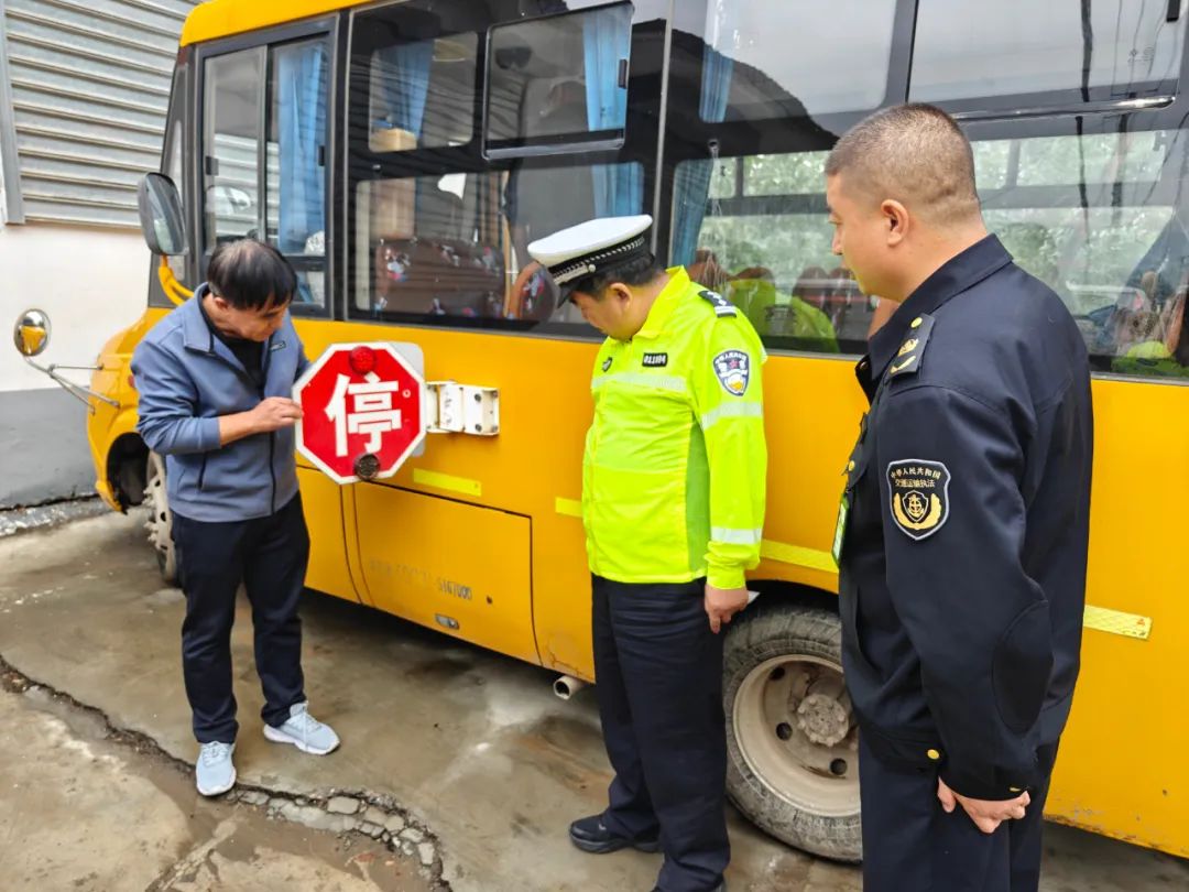 榆中公安交警聯合多部門開展校車運行線路隱患排查/ 圖片