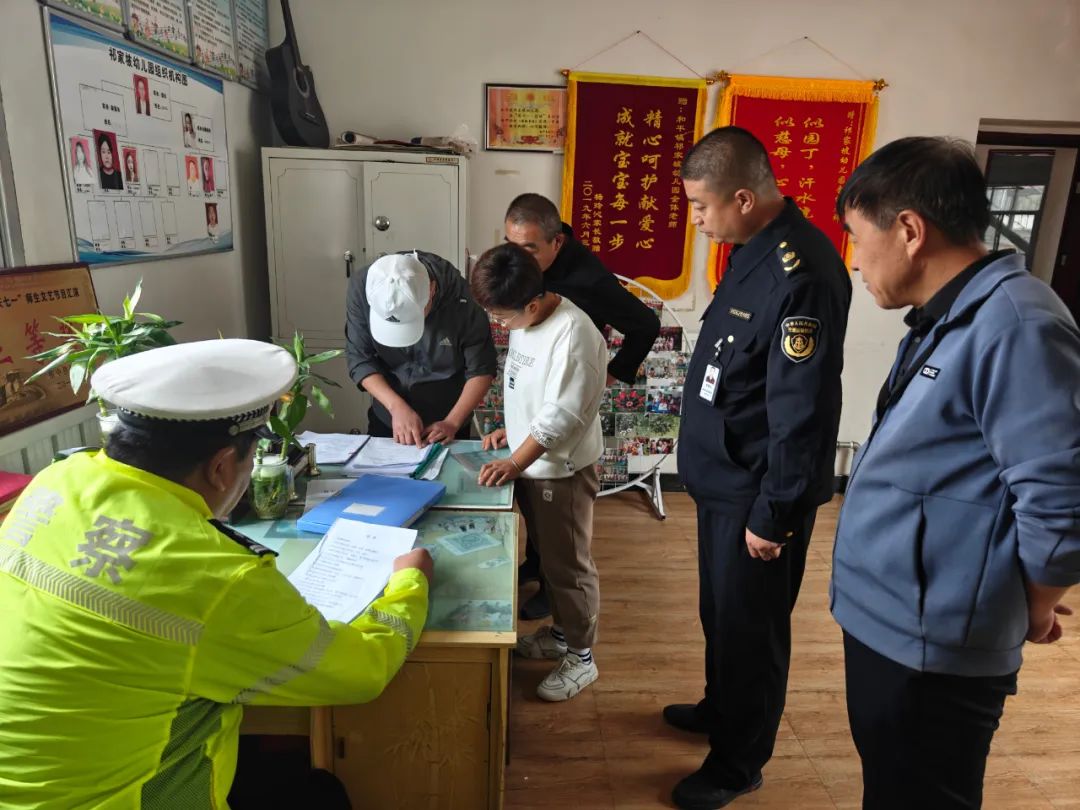 榆中公安交警聯合多部門開展校車運行線路隱患排查/ 圖片