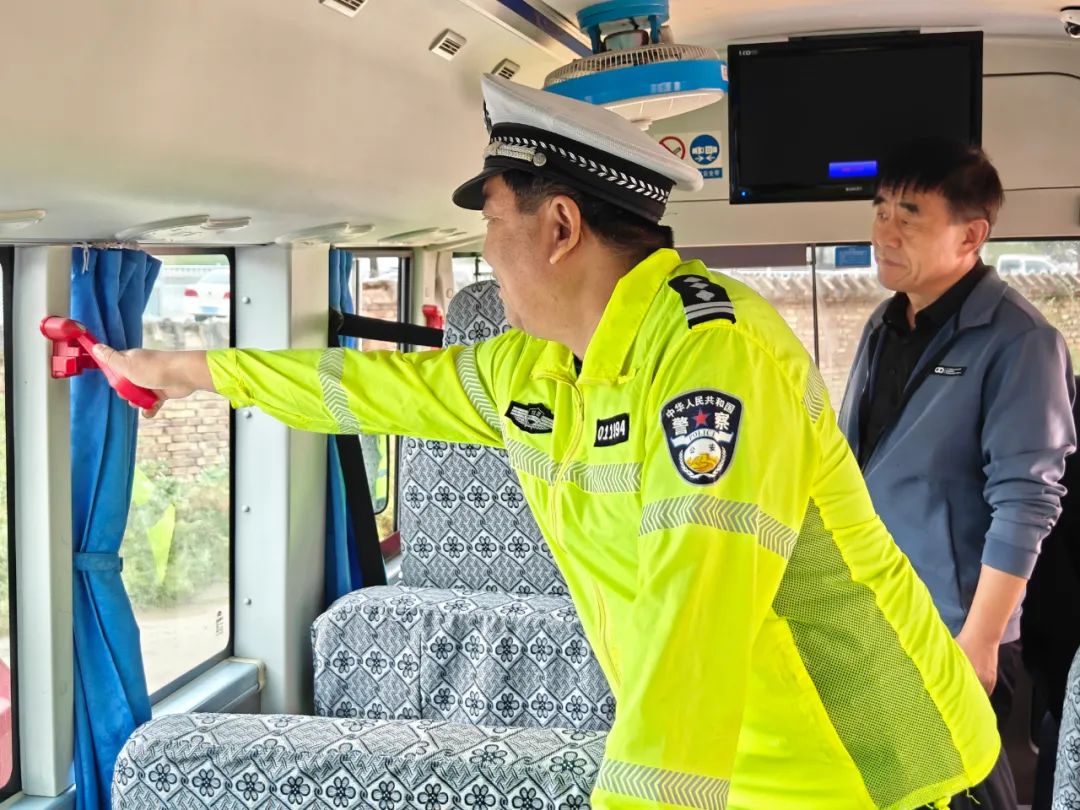 榆中公安交警聯合多部門開展校車運行線路隱患排查/ 圖片
