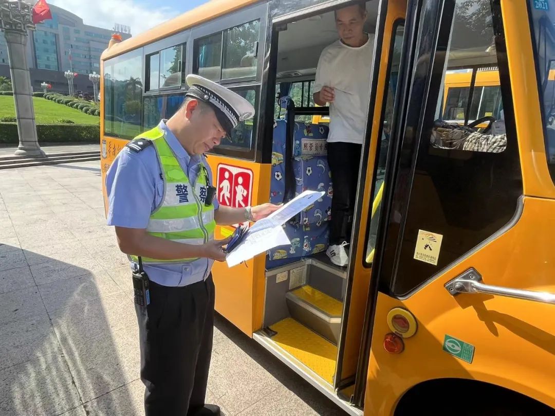云浮交警專項檢查校車126輛,切實護航師生出行安全 圖片
