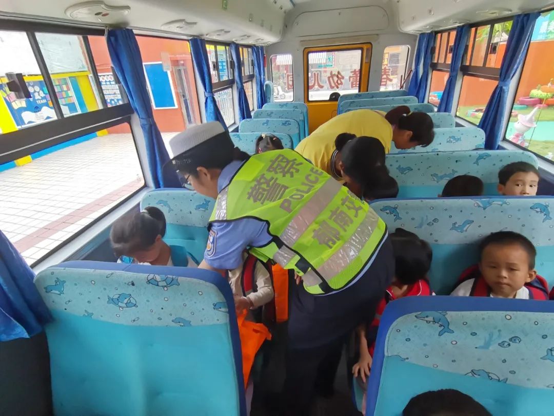 云浮交警專項檢查校車126輛,切實護航師生出行安全 圖片